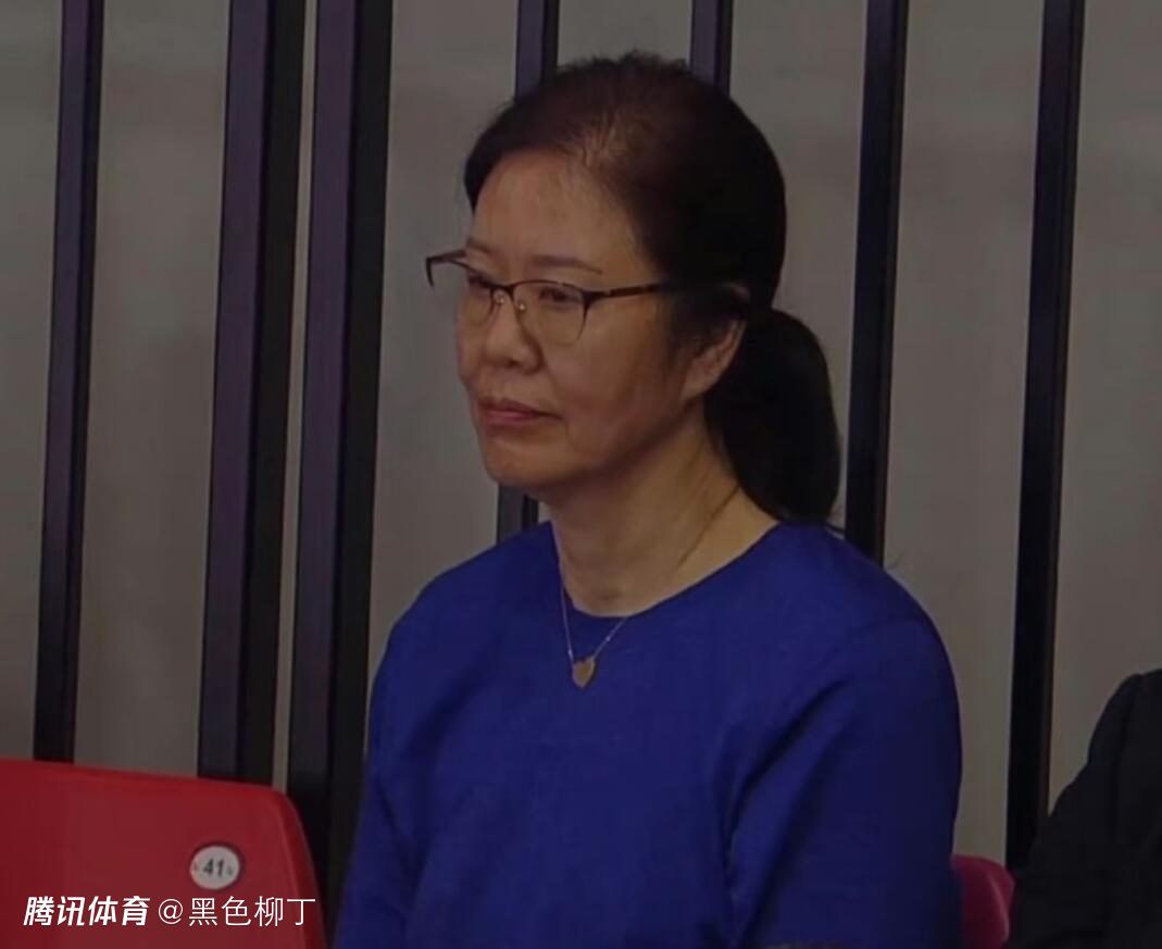 几张桌子、几把椅子、一盏小灯，这种沉浸式体验，一下子把大家带回了那段百年征程的起点，让观众能够在;初心纪念馆重温建党初期的艰辛与坚定